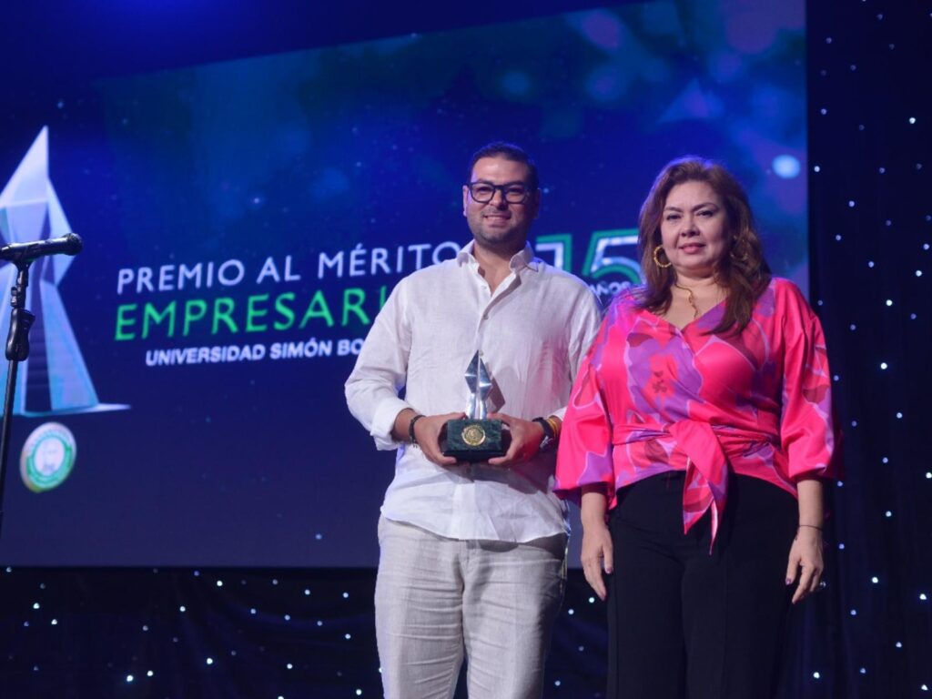 Fundador de Colcranes es galardonado con el Premio al Mérito Empresarial 2024 como Joven Empresario